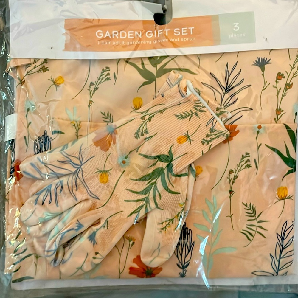 3 piece Gardening Gift Set ,Adult size gloves and apron, NEW